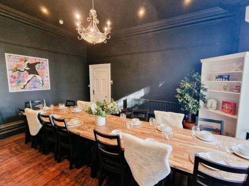 Sleeps 20 Stunning Ashton Mansion