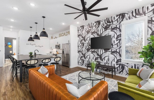 Sleeps 24, TWO Adjacent Homes - Only 3 miles to Broadway
