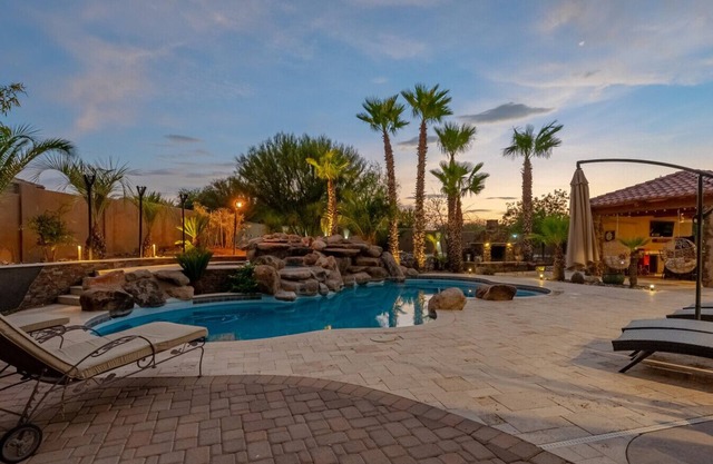 Sleeps 25, Heated Pool and Spa, Pickleball Court