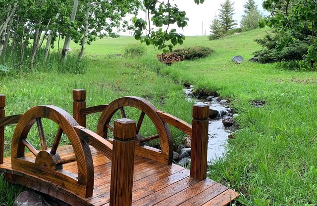 Sleeps 26- 5 mins from Waterton Entrance WCV -A&C