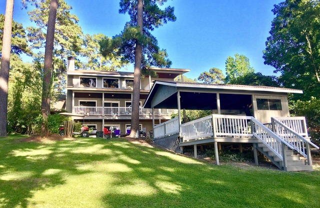 Duerme 26 .... Waterhouse Lakehouse en el lago Sam Rayburn. Vistas increíbles!