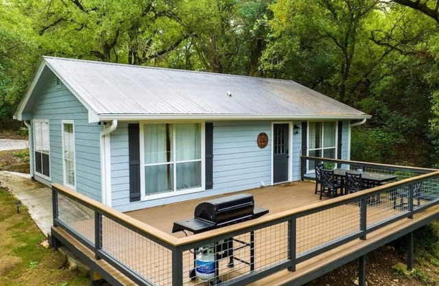 Sleeps 16 | 5 Houses | Pet Friendly | Fire Pit