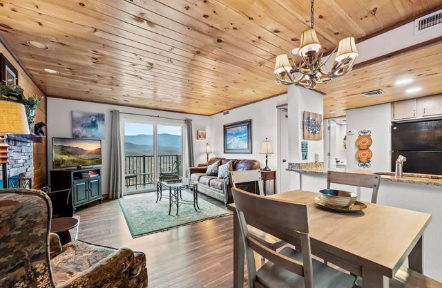 Sleeps 4 Heated Pool Hot Tub Mountain View