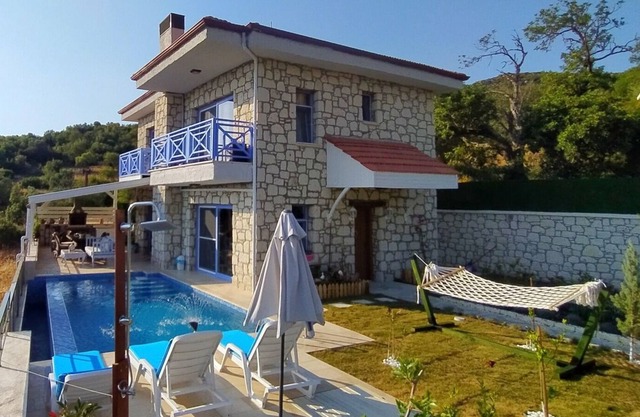Sleeps 4, Sea View Villa with Private Pool - AWZ 277