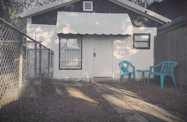 Sleeps 5 free internet and parking close to stockyards
