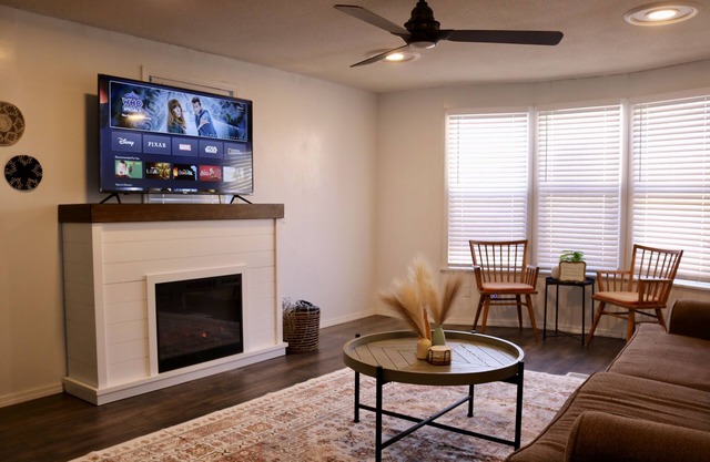 Sleeps 5 - Pool Table - Basketball Hoop - Fire Pit - Free HBO