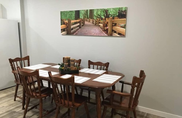 Sleeps 6-5 mins from Waterton Entrance- WCV-B