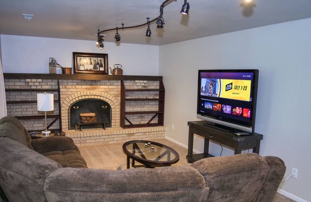 Sleeps 6, Family/pets friendly, Closed patio/yard