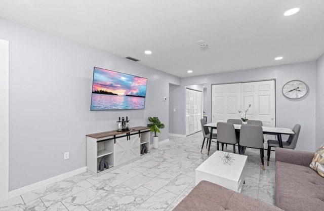 Sleeps 6 PS5 + 65” TV Renovated 2-BR Fast WiFi 2 Parking Spaces