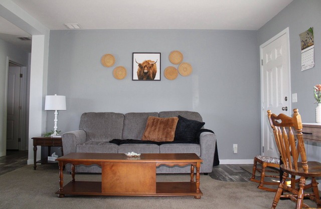 Sleeps 6, rural & cozy.
