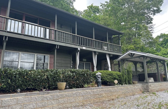 2 Bedroom with Mountain View & Hot Tub in charming Waynesville