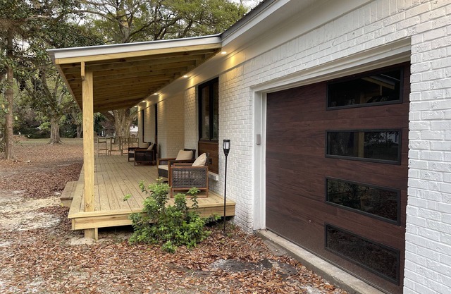 (Sleeps 7) 3 bedroom/2 bath BRING YOUR BOAT/WAVERUNNERS-Lots of Parking Space