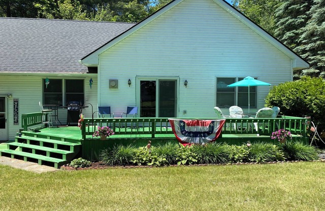 Sleeps 8,1 block to Mullet Lake. Pet friendly.