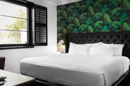 Sleeps 8 4 Stylish SoBro Suites Near Music Dining – by AvantStay