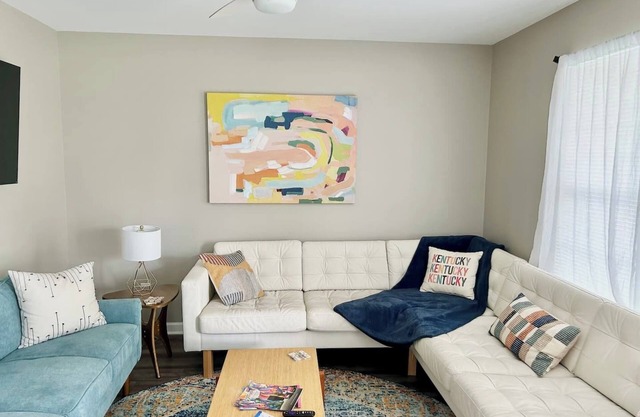 Sleeps 8. Cozy Bungalow in Downtown Georgetown