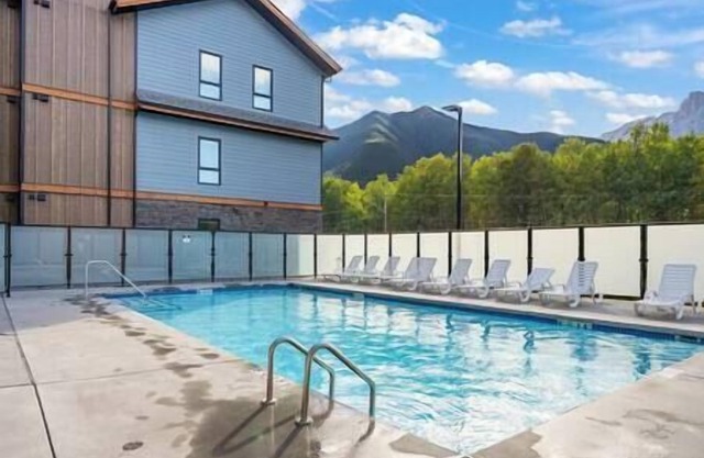 Sleeps 8 * Pool * Hot Tub * Gym