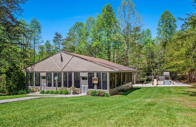 Sleeps 8 Pool Playground Mountain Views Hot Tub