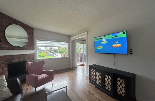 Sleeps 8/ South Calgary Spruce Meadows / Fish Creek