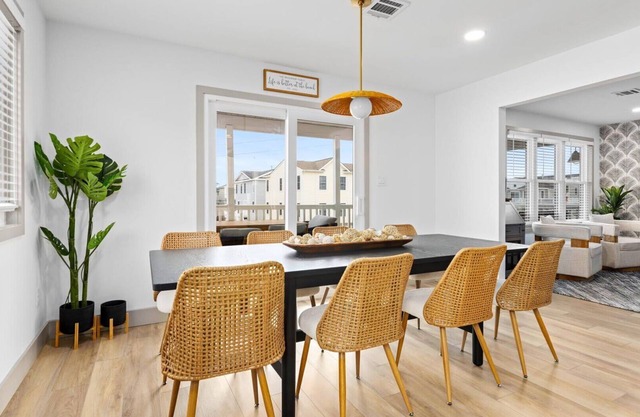 Sleeps 8 - Walk to Beach - Bright OC Condo