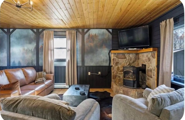 sleeps six, close to slopes, hot tub and game room
