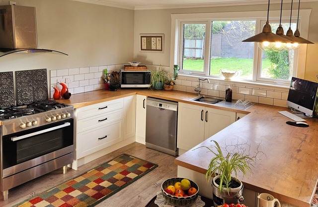 Sleeps six, perfect location for those using Tarureka Wedding Venue.