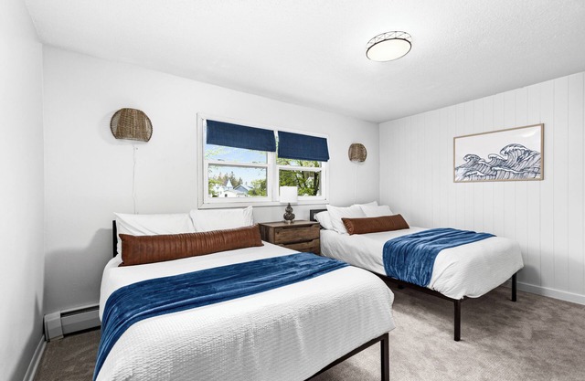 Sleeps12 - Dog-Friendly SidexSide Duplex - Large Yard/Hammocks/Firepits/Grills