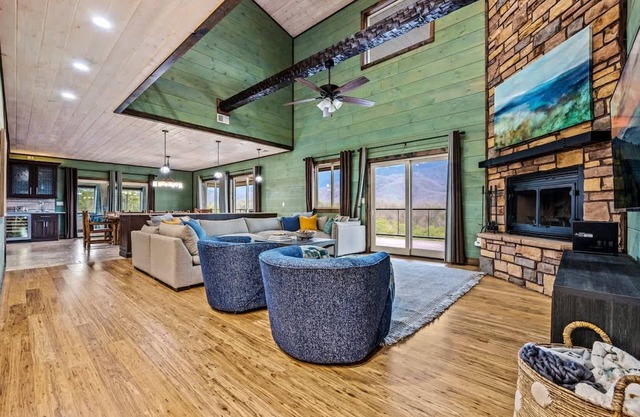 Sleeps18 Views 2 Hottubs Family Reunion Retreat