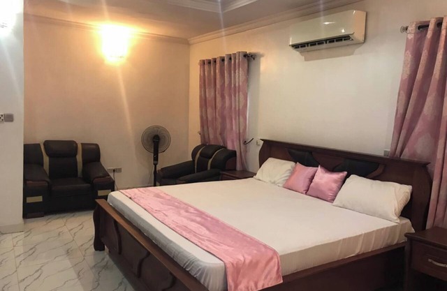 Sleeps8-Parking-Jacuzzi-WiFi-AirCon