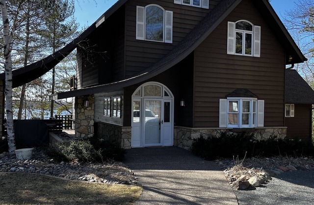 Sleepy Deer Chalet! Spacious, Well-Appointed home on Beautiful Lake Wapogasset!