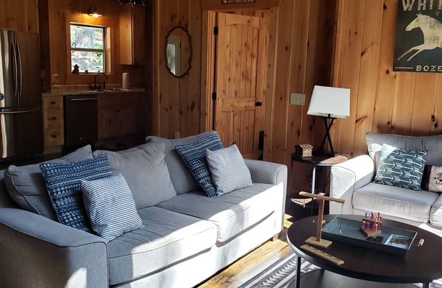 Sleepy Hollow 2-bedroom cabin with Hot Tub, WiFi near Red River Gorge