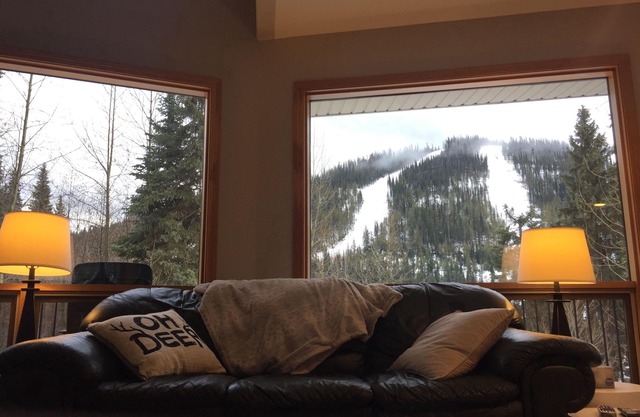 Sleepy Hollows Chalet (enorme Chalet multifamiliar en Sun Peaks Resort)