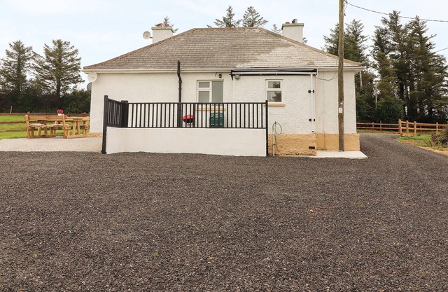SLIABH CAHILL, pet friendly, with a garden in Listowel, County Kerry