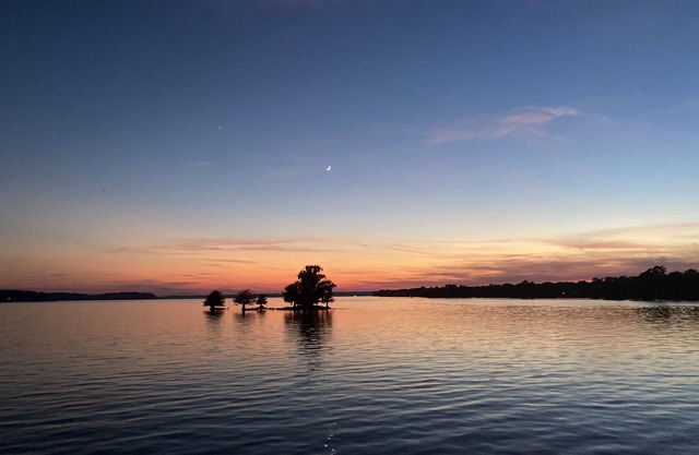 Slice of Heaven 3/2 camp on lakefront w/ boathouse