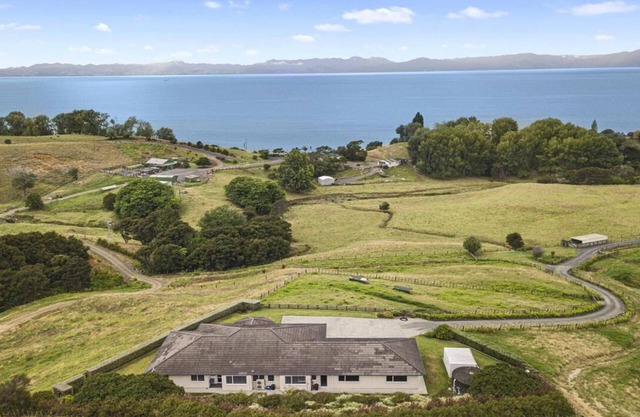 SLICE OF HEAVEN IN KAIAUA WITH SEA VIEWS - BEACH & PARK WITHIN WALKING DISTANCE