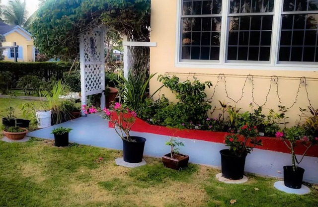 Slice of Paradise- 2 mins from Spotts Beach!