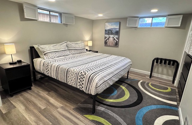 Sloan’s Lake ★ King Bed ★ Off-Street Parking ★ Private Entrance ★ Near Stadium