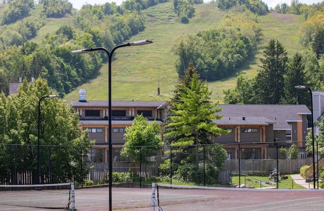 Slope-side Studio Bliss Ski-in Ski-out, Renovated At Blue, Hot Tub, Fast Wi-fi