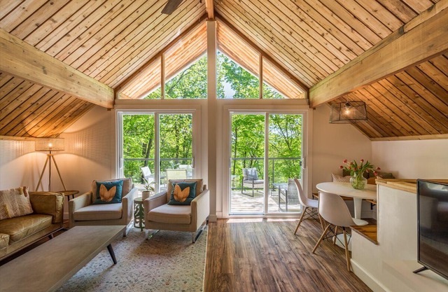 SLOPESIDE 4 BED,HOT TUB, BEACH, FOUR SEASON, NEAR ALGONQUIN PARK AND ARROWHEAD.