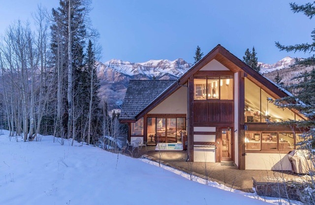 Slopeside Chalet 4 Bedroom Home by RedAwning