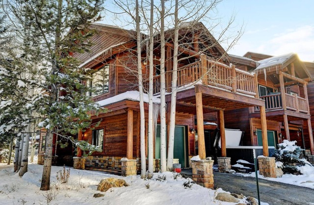 Slopeside Luxury Chalet 100 I Hot Tub I Great Views I Best Price I Discounted Attractions