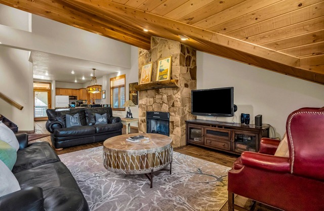 Slopeside luxury - new interior, private hot tub - close walk to Payday