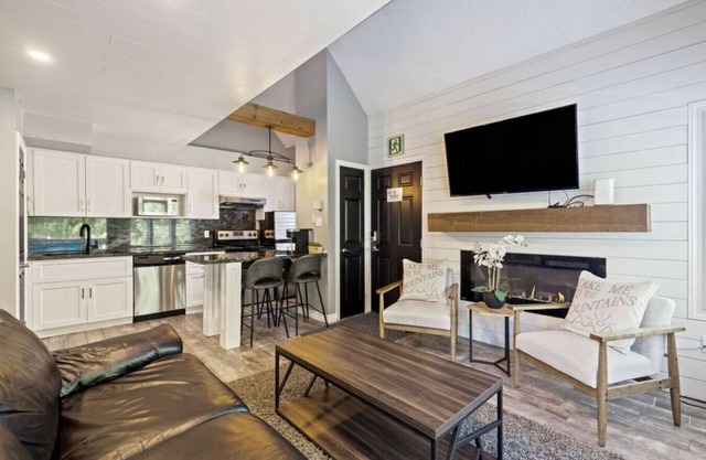 Slopeside at 209 with Hot Tub + Mountain Views