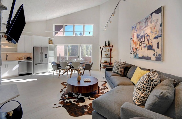 Slopeside River Front Luxury Condo 15 I Hot Tub I Views I Best Price I Discounted Attractions