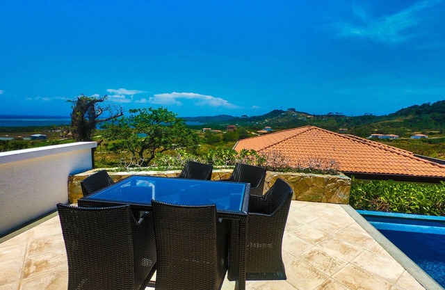 Impresionante golf por Pete Dye y vistas al mar en comunidad privada