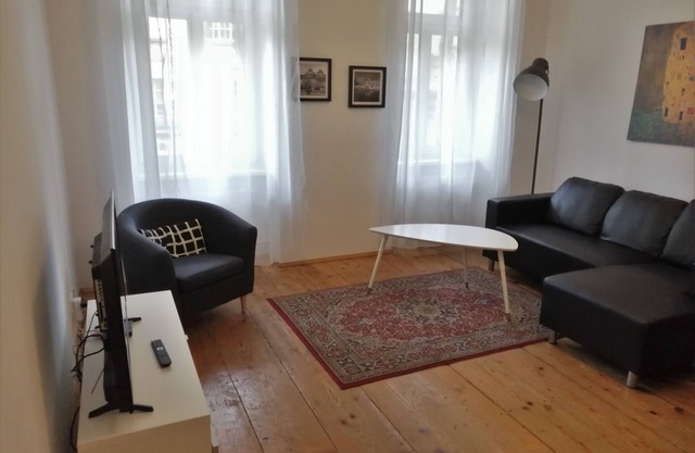 small apartment: close to the subway, quiet courtyard