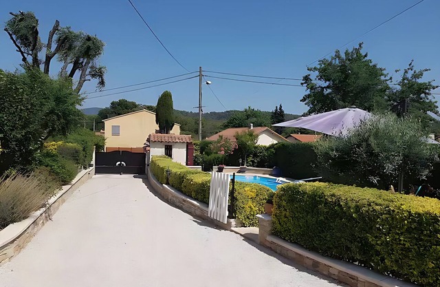 Small apartment under villa with shops near swimming pool 30mm from the sea