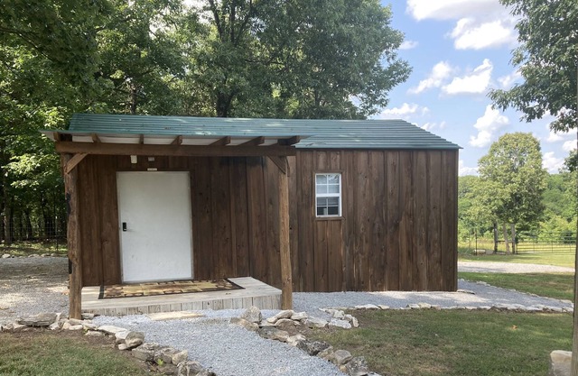 Small cabin, 10-15 minutes from Lake Charles and Raney Brake