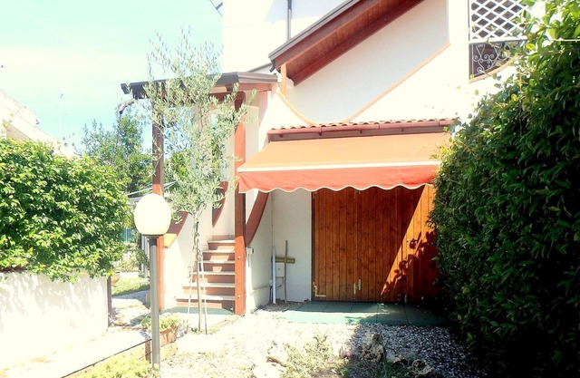 Pequeña casa con aire acondicionado y jardín cómodo VA