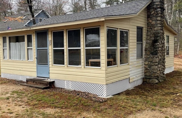Small Cottage just steps away from Sebago Lake