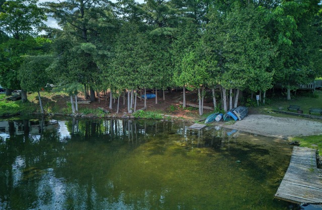 Small Cottage Charming 2-Bed Cottage: Your Lakeside Oasis for 4!